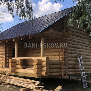 Баня в лапу с внутренней террасой с юбкой в чашу