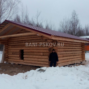 Крыша шале обрезает выпуски бревен под скатами