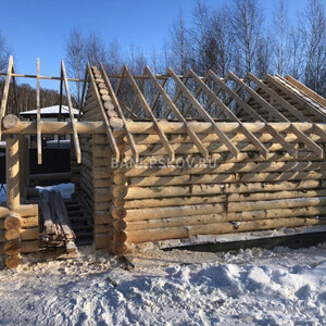 Баня с крышей шале стропила врублены в стены сруба