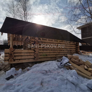 Баня в чашу, крыша шале, фронтоны бревно