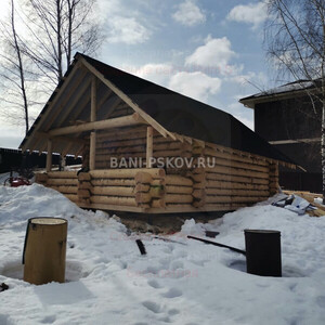 Баня в чашу, крыша шале, фронтоны бревно