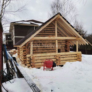 Баня в чашу, крыша шале, фронтоны бревно