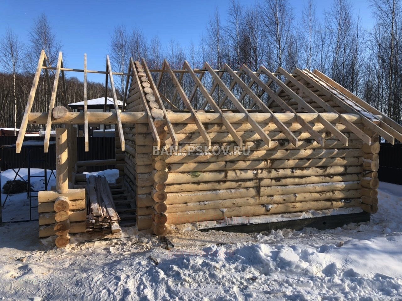 Баня с крышей шале стропила врублены в стены сруба