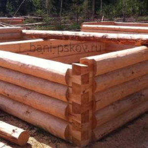 Баня с частичным протесом из круглого бревна