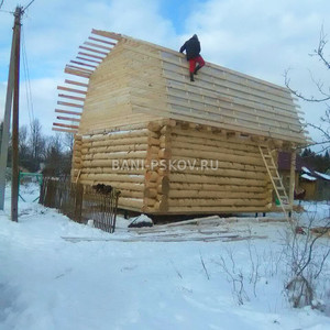 Сборка бани 5х4 с ломаной мансардой, рубка в чашу